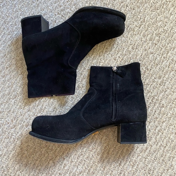 PRADA BLACK SQUARE BULKY TOE BLOCK HEEL ANKLE SUEDE BOOTS 39.5 - Picture 1 of 14